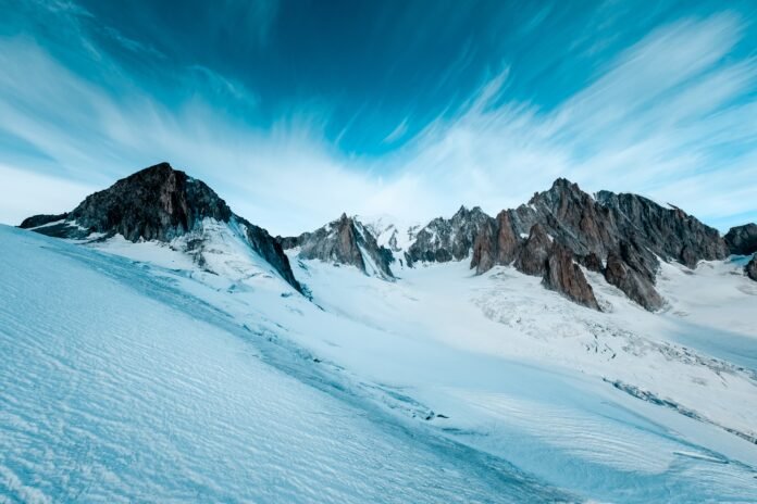 Vista panorâmica dos montes Urais cobertos de neve, cenário relacionado ao misterioso caso Dyatlov Pass.