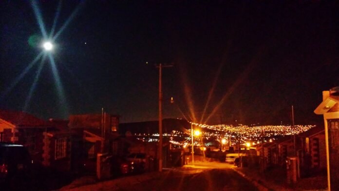 Vista noturna das luzes de Marfa iluminando o horizonte, um fenômeno fascinante que intriga pesquisadores.