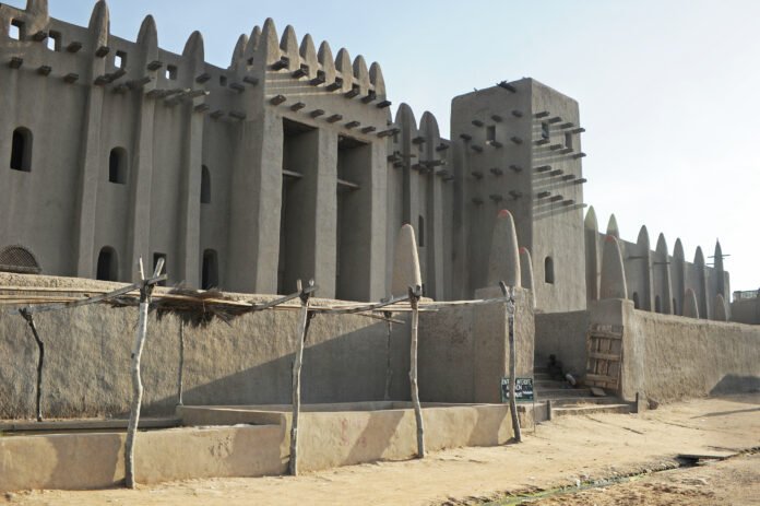 Mesquita de Timbuktu, representando o legado histórico e cultural da cidade como centro de conhecimento da África.